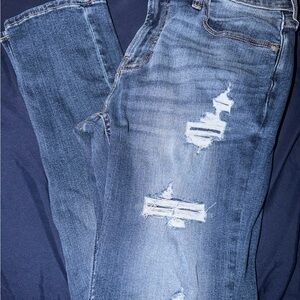 Men’s Hollister Athletic Skinny Jeans
• Size 32W x 32L
